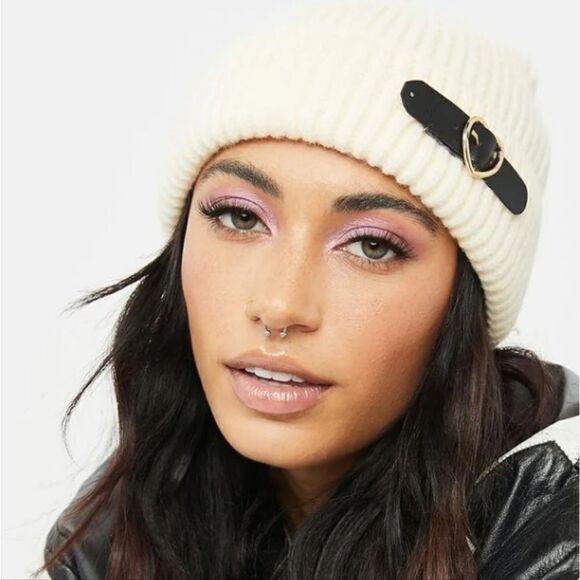 New DOLLS KILL off white ribbed buckle beanie - Picture 6 of 8